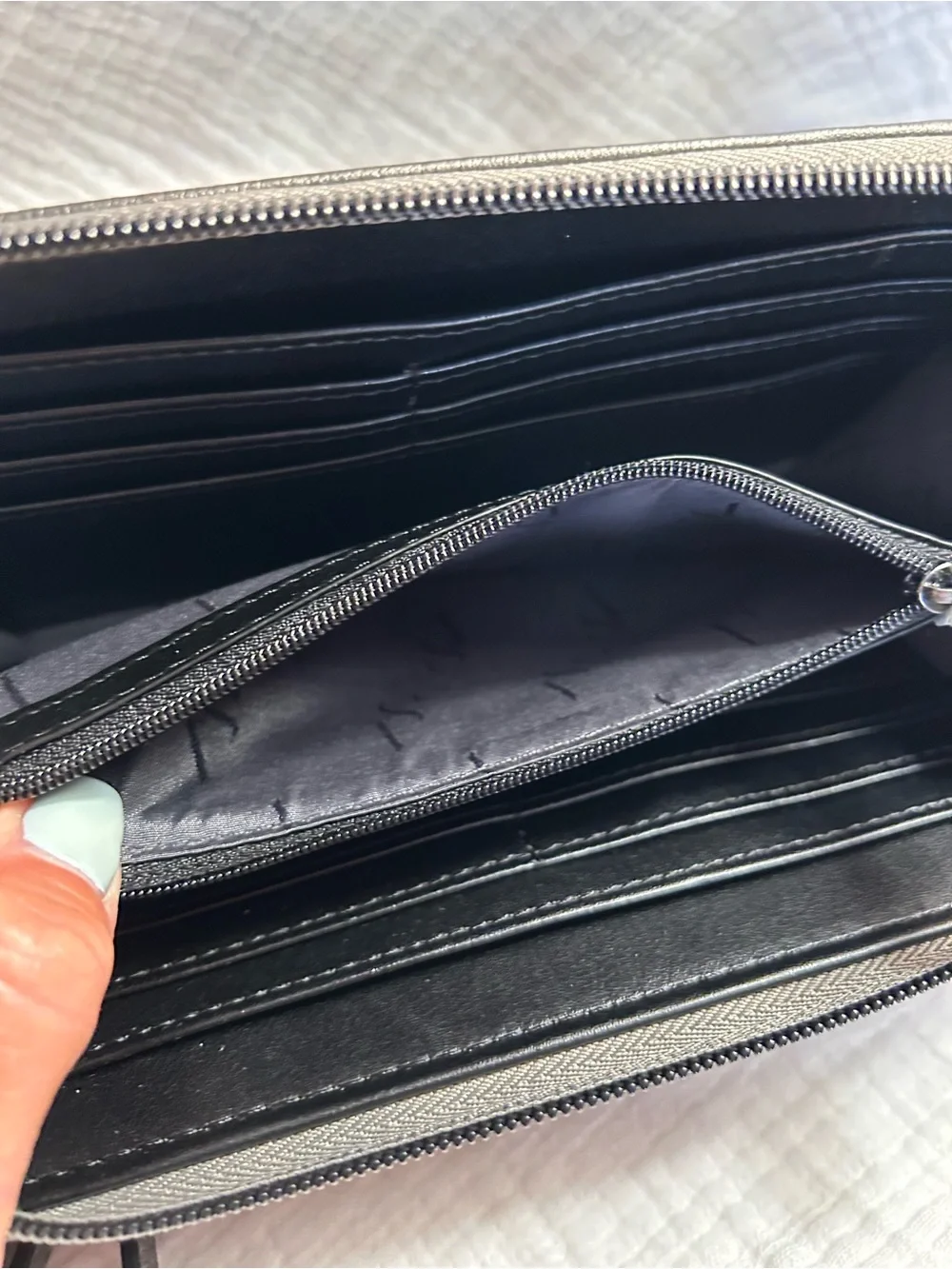 NWT!  Simply Vera wallet